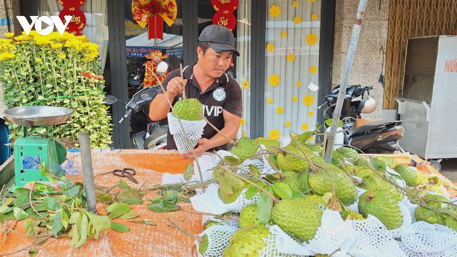 Trái cây chưng Tết ở TP.HCM "nhảy giá", người bán buồn, người mua thở dài